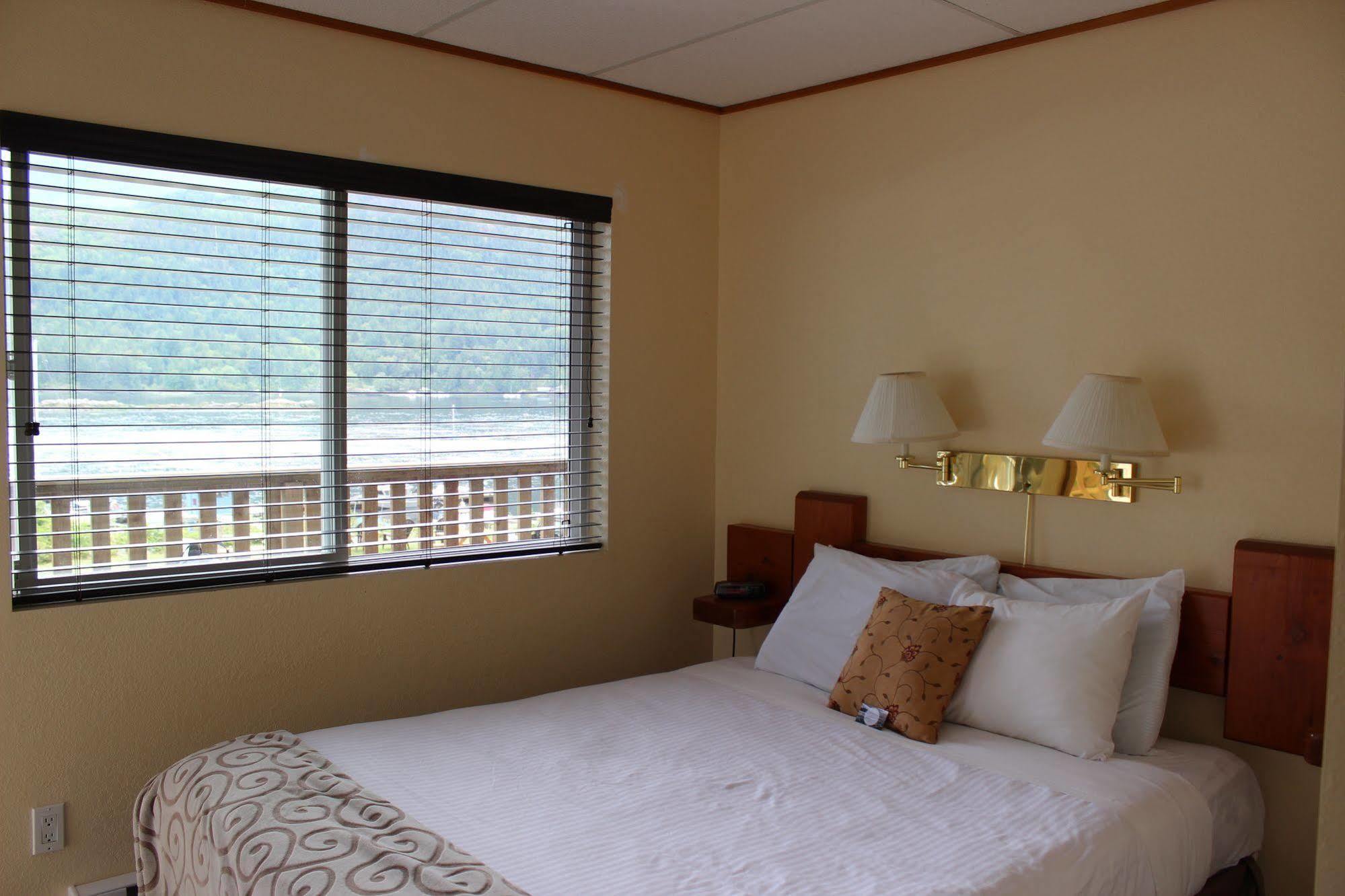 Backeddy Resort And Marina Egmont Екстериор снимка